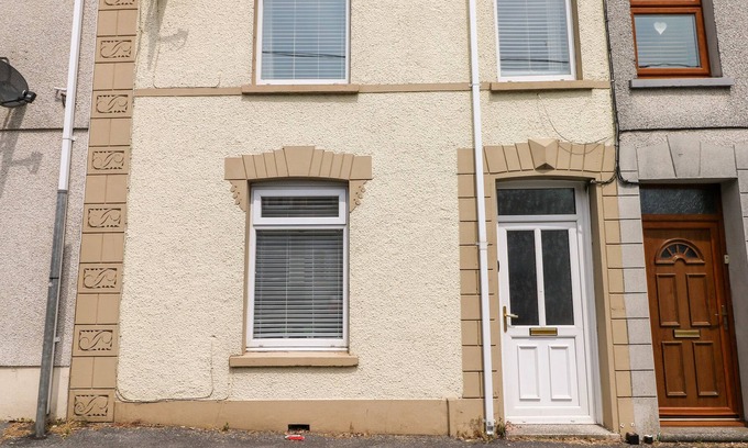 Kidwelly Cottage | CWTCH CARIAD, pet friendly, with a garden in Kidwelly