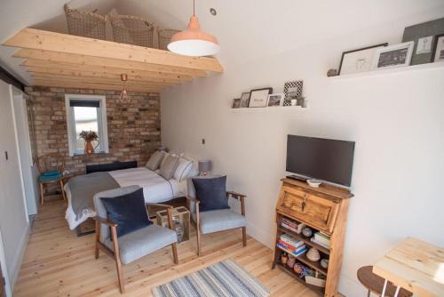 Penarth Apartment | Cwtch, cozy studio, private, separate entrance.