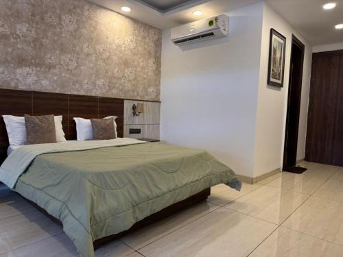 DLF City House | Cyber Vista
