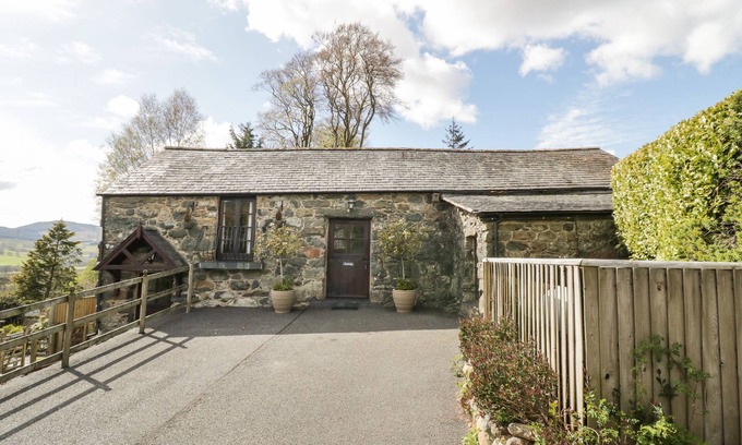 Bala Cottage | CYFFDY COTTAGE - ARENIG, pet friendly, with a garden in Parc