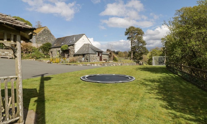 Bala Cottage | CYFFDY COTTAGE - TEGID, pet friendly, with open fire in Parc