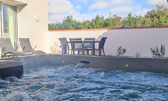 Les Sables d'Olonne House | Cygne- Maison proche de tout - Jacuzzi privatif