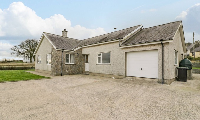 Rhosybol Cottage | CYNEFIN, pet friendly, with a garden in Dulas