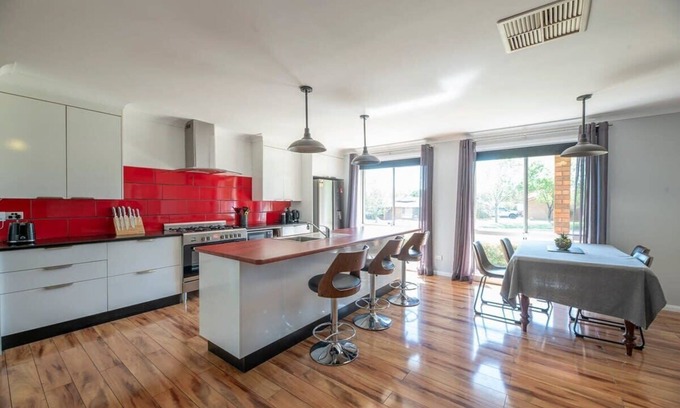 Dubbo House | Cyril Towers - Family Retreat, Pets Allowed