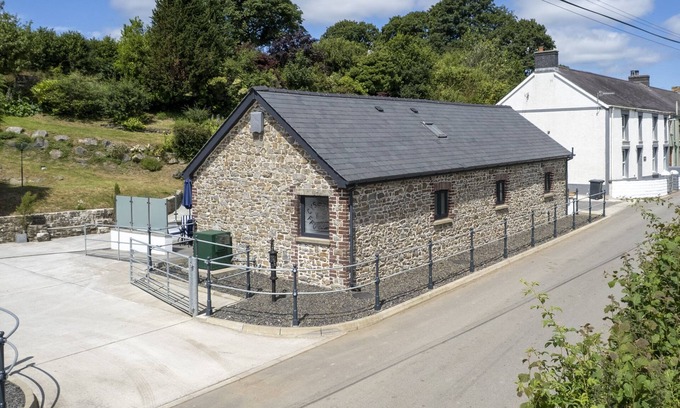 Llangain Cottage | Cysgod Y Ffordd - sleeps 4 guests in 2 bedrooms