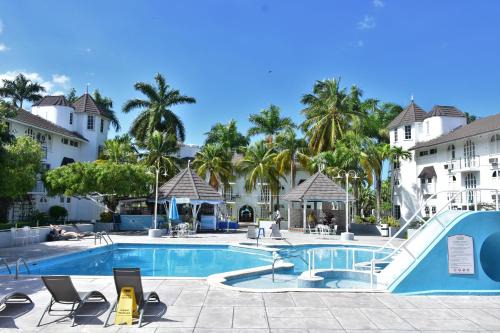 Ocho Rios Apartment | Czar's Sanctuary- Apt B4 at Sandcastle