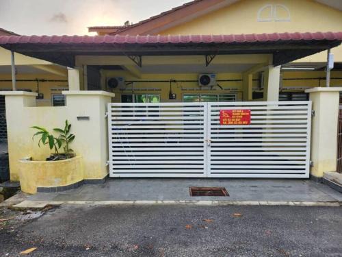 Banting House | D'Haja 61 KLIA Sepang with 3 AIRCONDS & WiFi