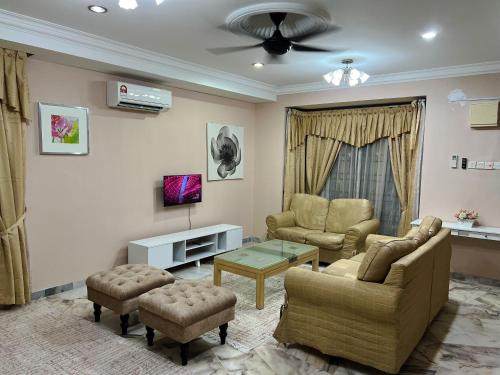 Seri Kembangan House | D’Lestari Homestay
