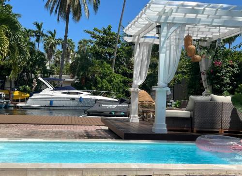 Spring Garden Apartment | D' Mauchi Waterfront House