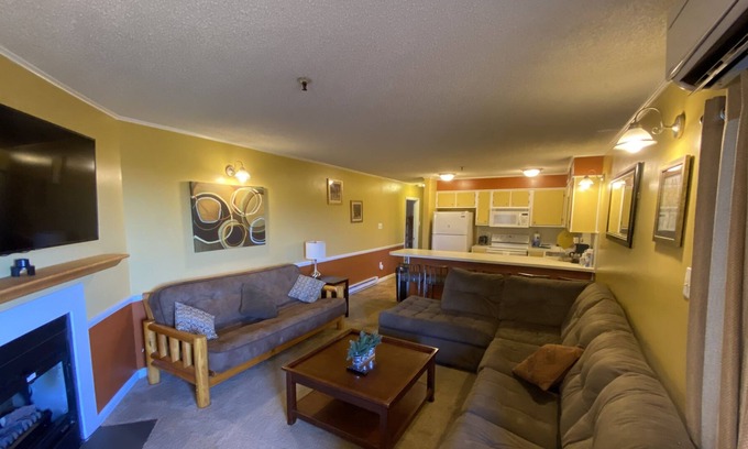 Ghent Condo | D203 - Ski in !! And Ski Out !!