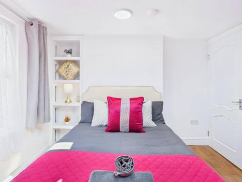Moffat Apartment | D3 Short Stay 4BR Home 2mins to Wood Green Metro and Parking Free