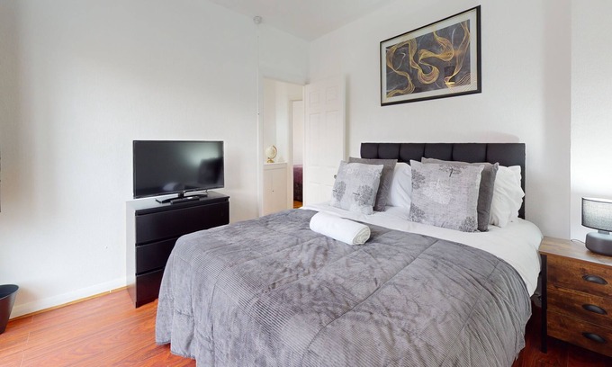 Heath House | Dagenham - 4 Beds - Sleeps 8 - WiFi