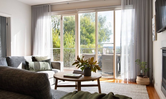 Daylesford House | Dahlia Daylesford - Free WIFI walking distance to Botanic Gardens with spa bath!