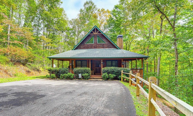 Dahlonega Cabin | Dahlonega Cabin w/Hot Tub, 4 Mi to Downtown!