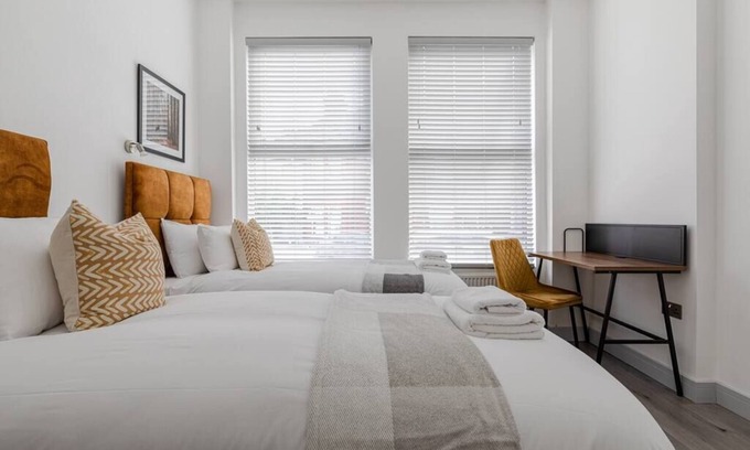 St. Leonard's Apartment | Dainty 2BD Flat in Greater London