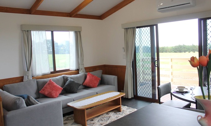 Ventnor Cabin | Daisy by the sea at Omaru Farm