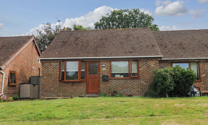 Pevensey Cottage | DAISY COTTAGE, pet friendly, with pool in Stone Cross