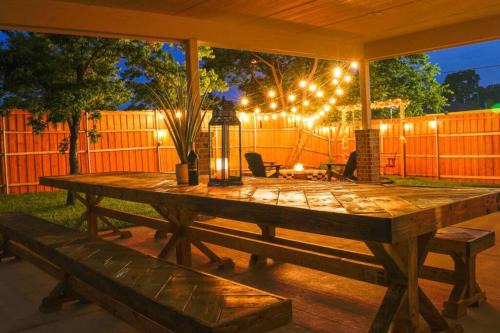 South Dallas - Fair Park House | Dallas 4BR Large yard w HOT TUB , Fire pit and basketball Hoop