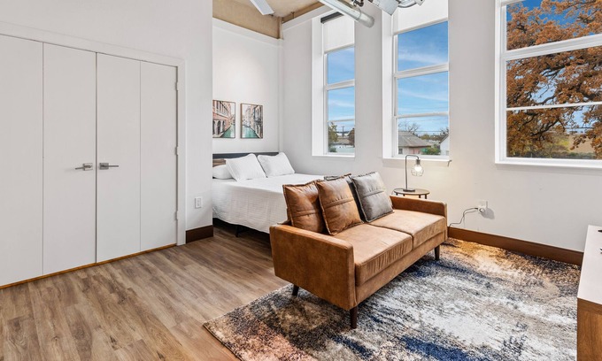 Cedars Apartment | Dallas Loft / 5 Min. to Downtown