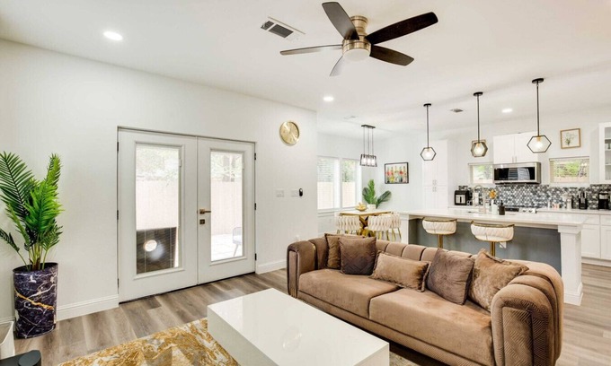 West Dallas House | Dallas Urban Oasis w/2 Balconies < 3 Mi to Downtown!