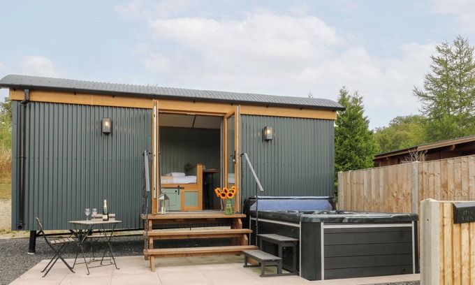 Rhayader Cottage | DAM VIEW SHEPHERDS HUT, romantic, with hot tub in Rhayader