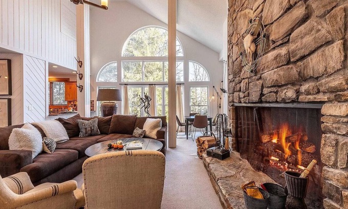 Stratton Mountain House | Dancing Bear @ Stratton Mt - Spacious 4 Bedrms/4 Bath Home Hot Tub & Fireplaces