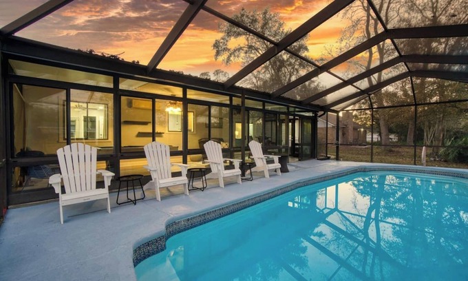 Southside House | ~Dapper Duck Sleeps 12 Heated Pool & Billiards~