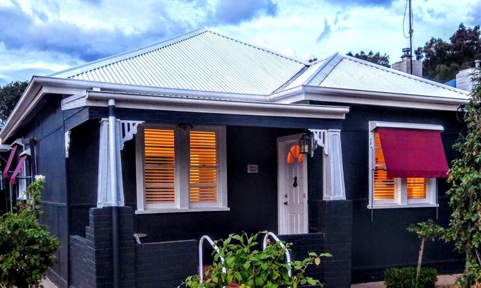 Wagga Wagga House | Darcy's Cottage with Free Wi-Fi and Netflix