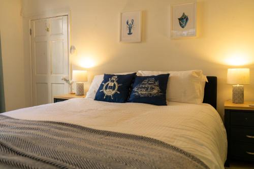Dartmouth Apartment | Dartmouth Town Centre 2 bedroom stylish apartment is perfect for families and couples with a happy & homely feel being only 30 meters from the sea but set back & quiet with everything on the doorstep a FAB place to explore Dartmouth pets welcome for free