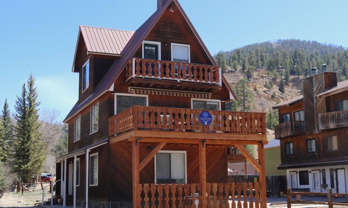 Red River House | Das Hartmann Haus - New Property! - In Town - WiFi - Washer/Dryer - Grill - Fire