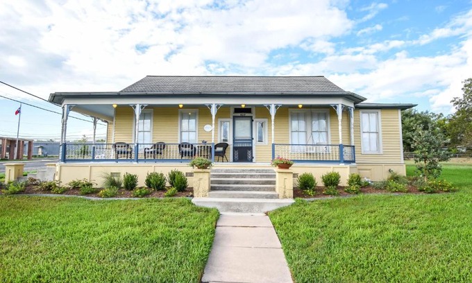 Schulenburg Villa | Das Meyer Haus - Luxe Victorian