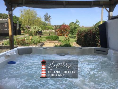 Cowes House | Dassia-Rural Bungalow, Dog Friendly with Hot Tub Near Gurnard