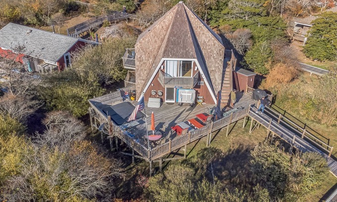 Davis Park House | Davis Park FI Handkerchief House AC Sleeps 12 Large Hot Tub, Large deck with Hot tub Pet friendly l