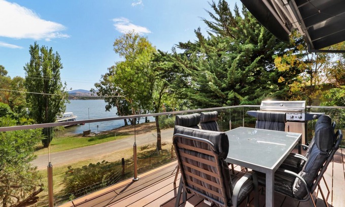 Bonnie Doon House | Dawn Retreat - Lake Views in Bonnie Doon