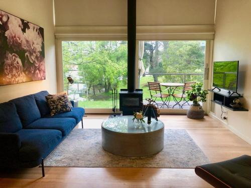 Daylesford Villa | Daylesford Lake Villa1 Lake Frontage pet friendly
