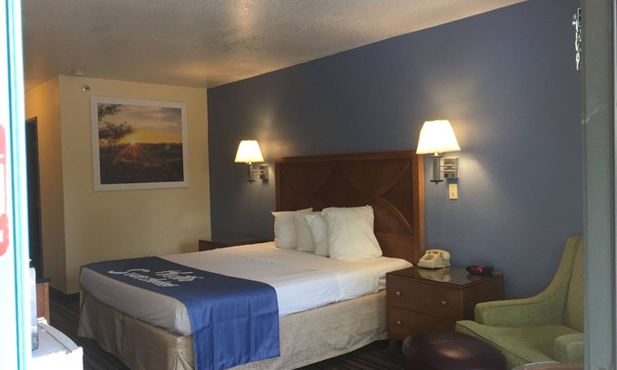 Espanola Hotel | Days Inn by Wyndham Espanola