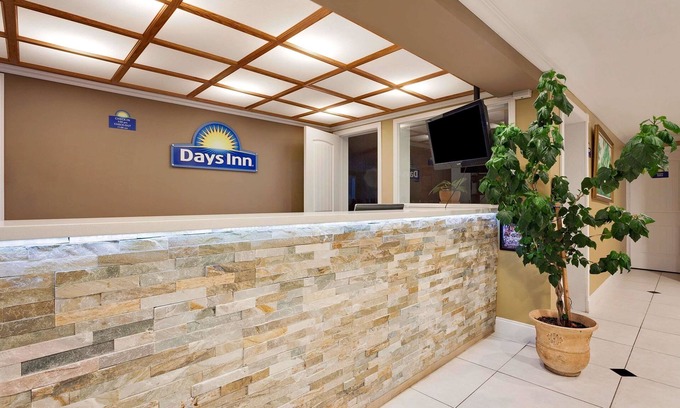 Monta Vista Hotel | Days Inn by Wyndham Lakewood South Tacoma