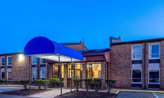 Lakeview Hotel | Days Inn by Wyndham Manassas Battlefield