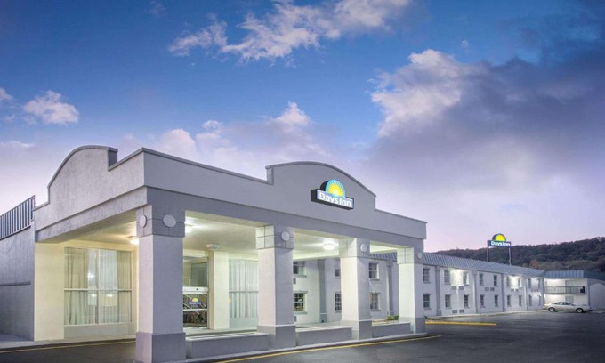 Hollins Hotel | Days Inn by Wyndham Roanoke Hollins Near I-81