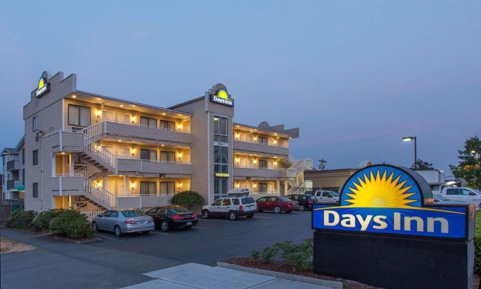 Licton Springs Hotel | Days Inn by Wyndham Seattle North of Downtown