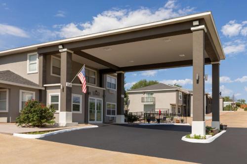 Fredericksburg Hotel | Days Inn by Wyndham Suites Fredericksburg