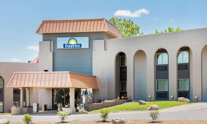 West Des Moines Hotel | Days Inn by Wyndham Clive - West Des Moines