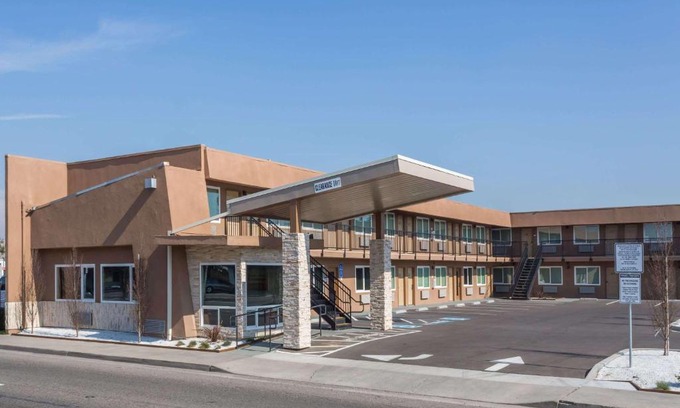 Raisin Hotel | Days Inn by Wyndham Yosemite Area