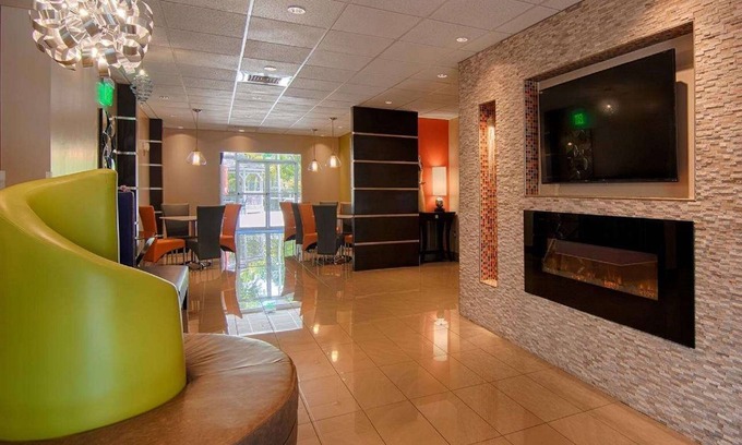 Bonita Springs Hotel | Days Inn & Suites by Wyndham Bonita Springs North Naples