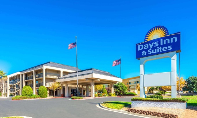 Albuquerque Hotel | Days Inn & Suites by Wyndham Albuquerque North