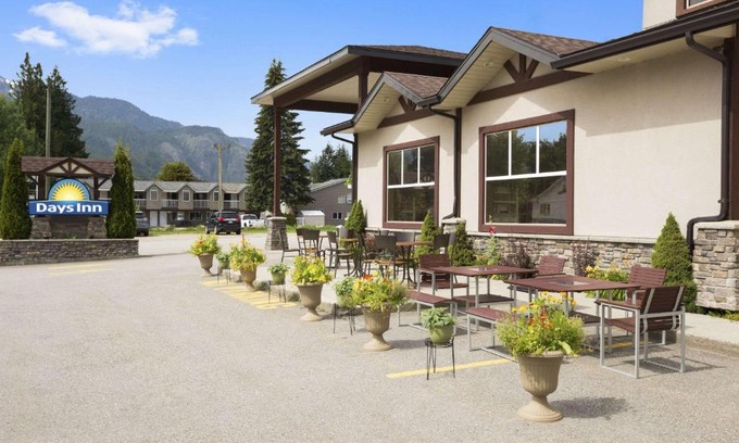 Revelstoke Hotel | Days Inn & Suites by Wyndham Revelstoke