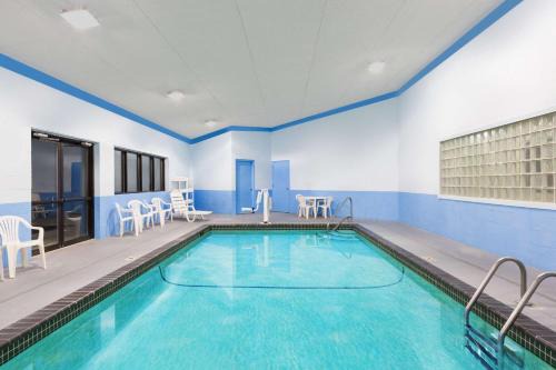 Greater South Side Hotel | Days Inn & Suites by Wyndham Des Moines Airport