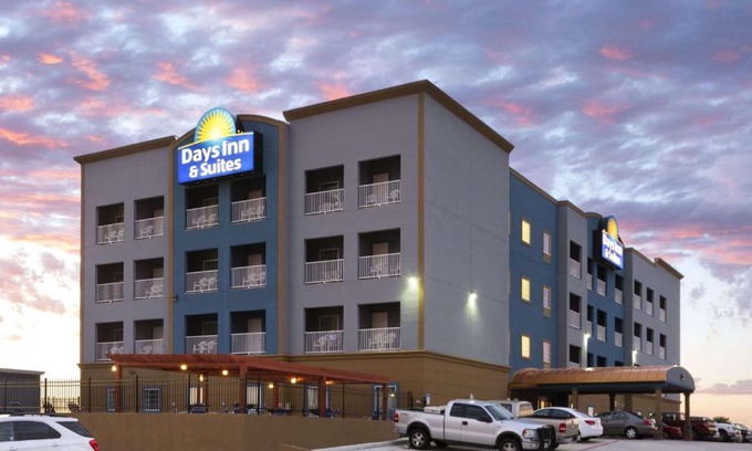 Galveston Hotel | Days Inn & Suites by Wyndham Galveston West/Seawall
