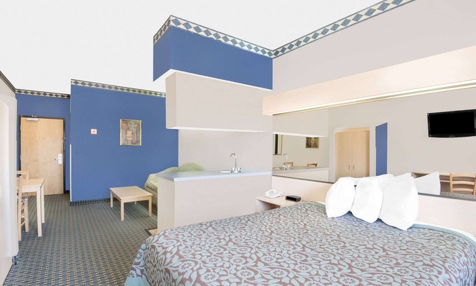 Hutchinson Hotel | Days Inn & Suites by Wyndham Hutchinson
