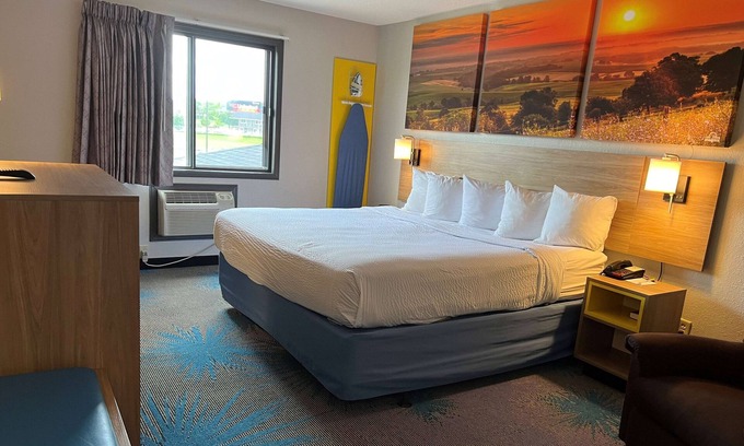 Greater South Side Hotel | Days Inn & Suites by Wyndham Des Moines Airport
